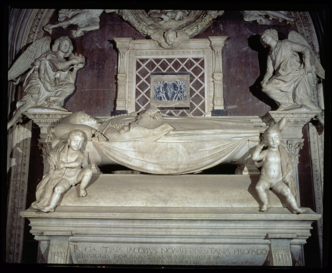 Portugalin kardinaalin hauta, yksityiskohta, 1460-6, marmorikuosi, yksityiskohta, 95657. tekijältä Antonio Rossellino
