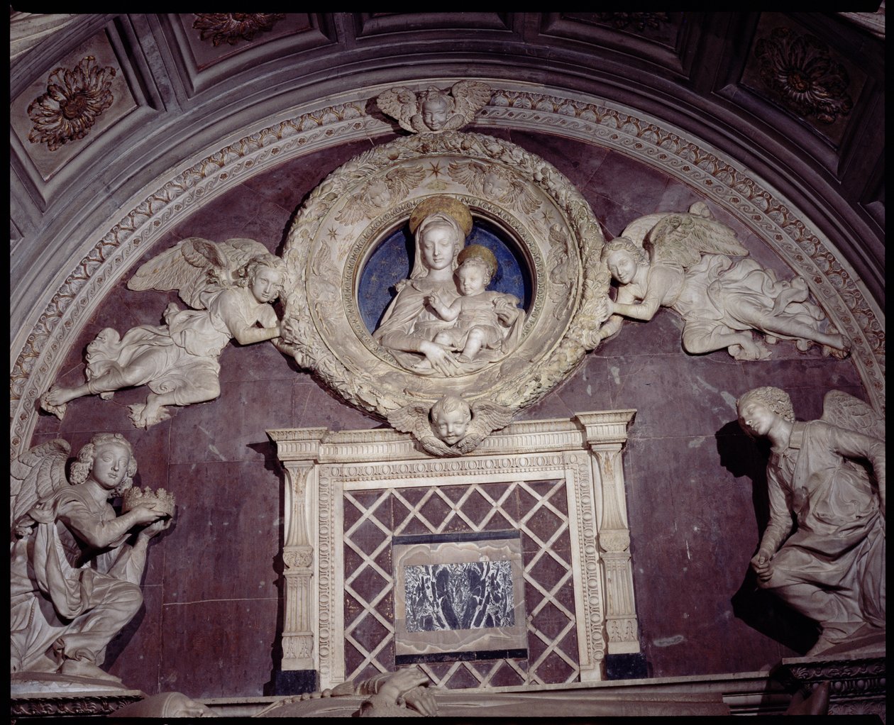 Portugalin kardinaalin hauta, Neitsyt Marian ja lapsen yläkierroksen yksityiskohta, 1460-6, marmori yksityiskohta 97657:stä tekijältä Antonio Rossellino