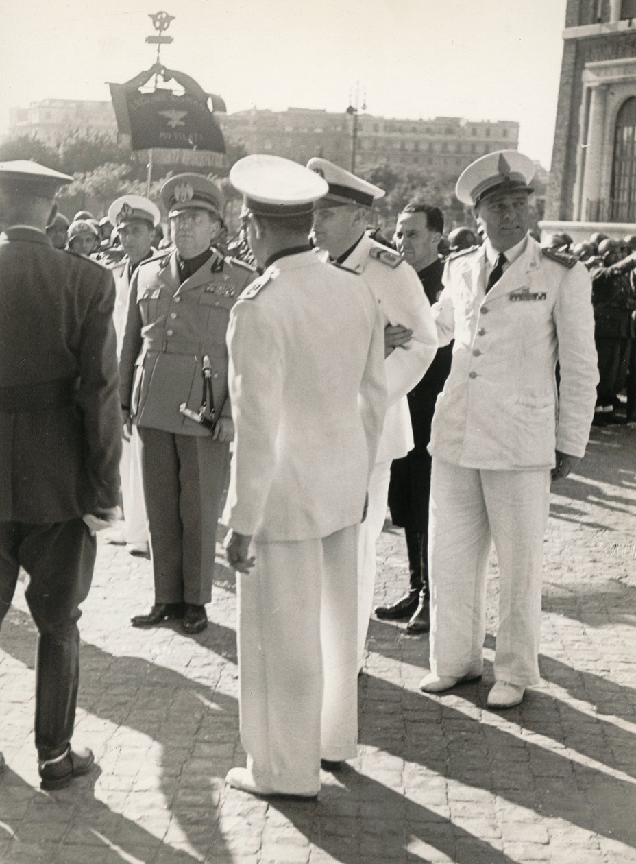 Albumi "MVSN- Blackshirts": Carlo Delcroix sodan loppu ja kultamitali valkoisessa univormussa MVSN:n "Corporal of Honour":lta (m/w kuva) tekijältä Antonio Savio