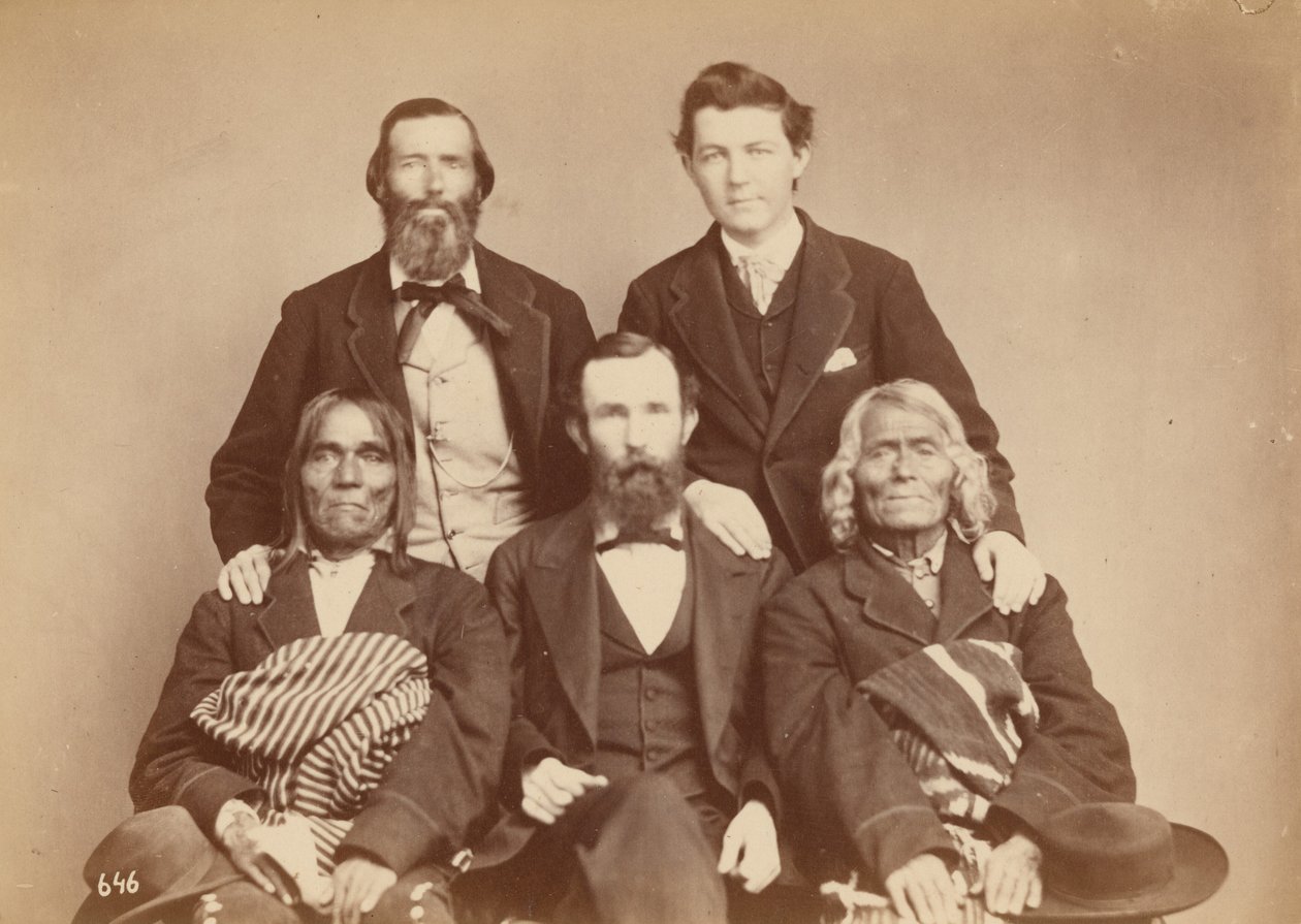 Alexander Gardner, William Henry Jackson ja Antonio Zeno Shindler sekä Pueblon edustajat Alejandro Padilla, Isletan kuvernööri, ja Ambrosio Abeita, Isletan entinen kuvernööri, 1868 (kuva). tekijältä Antonion Zeno Shindler