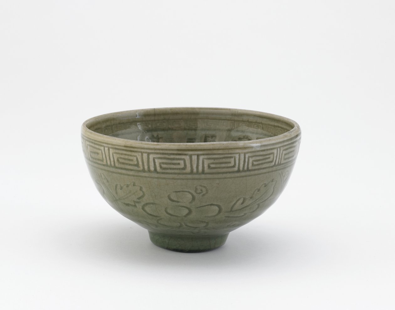 Tarjoilukulho Longquan-astioiden tyyliin, Tarjoilukulho (hachi), 1800-luvun alku (kivitavara celadon-lasituksella) tekijältä Aoki (attr. to) Mokubei