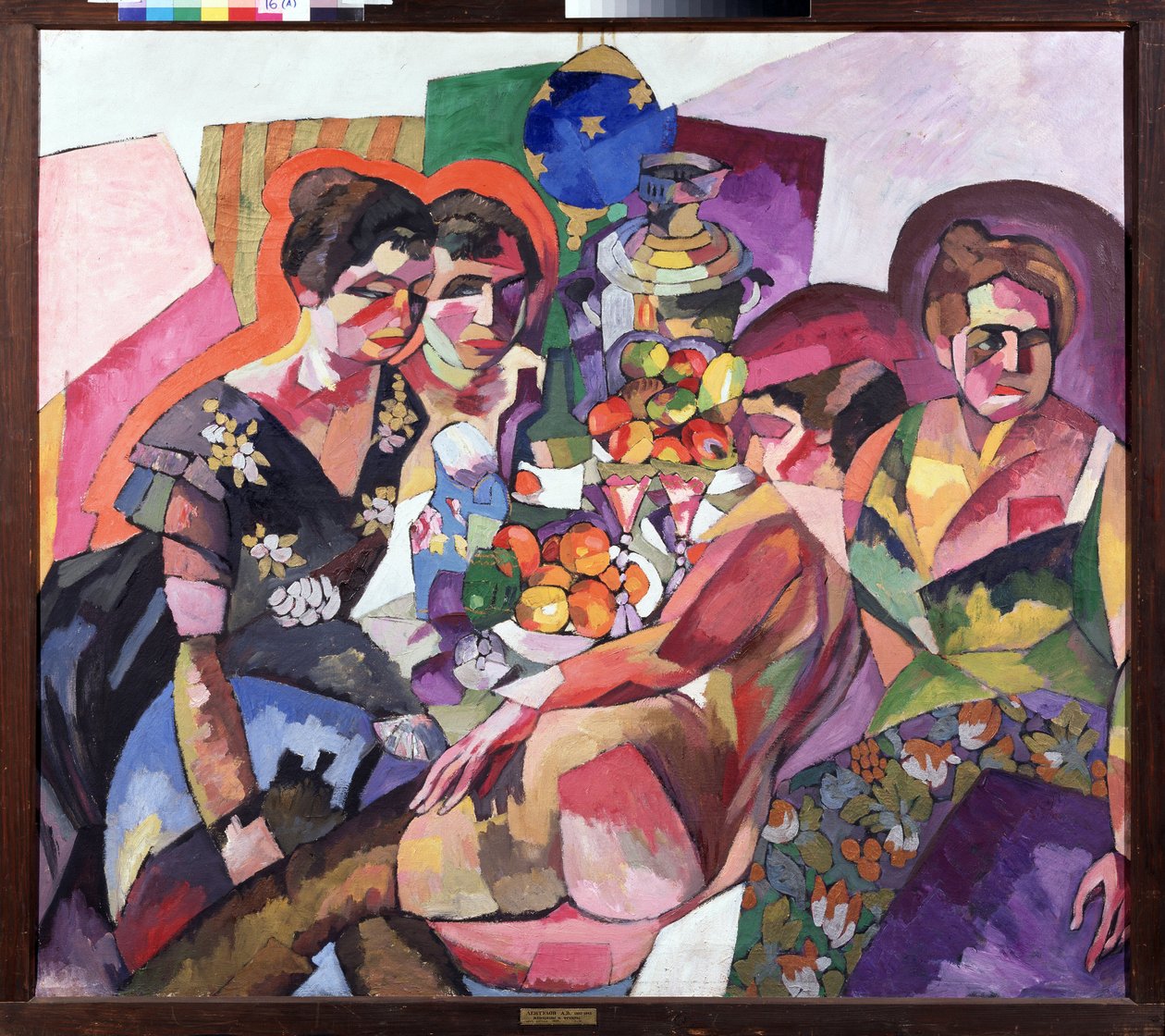 Naiset ja hedelmät. Kolme kukkapukuista naista ympäröivät hedelmäkulhoja, samovaarin, pullon, kannun ja makuuasennossa olevan alaston naisen. Aristarkh Vasilyevich Lentulov (Lentulov) (1882-1943) maalaus, öljy kankaalle tekijältä Aristarkh Vasilievic Lentulov