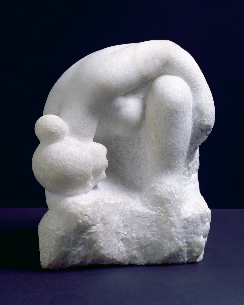 Kyyristyvä hahmo, n.1930 (aloitettu 1908) (marmori) tekijältä Aristide Maillol