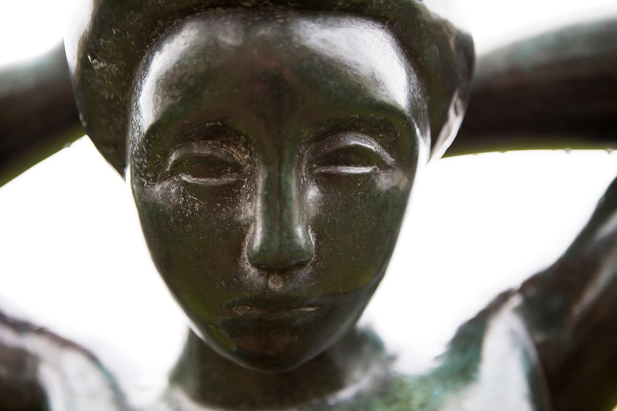 Hiuksiaan järjestävä kylpylä, yksityiskohta, 1930 (pronssi) tekijältä Aristide Maillol