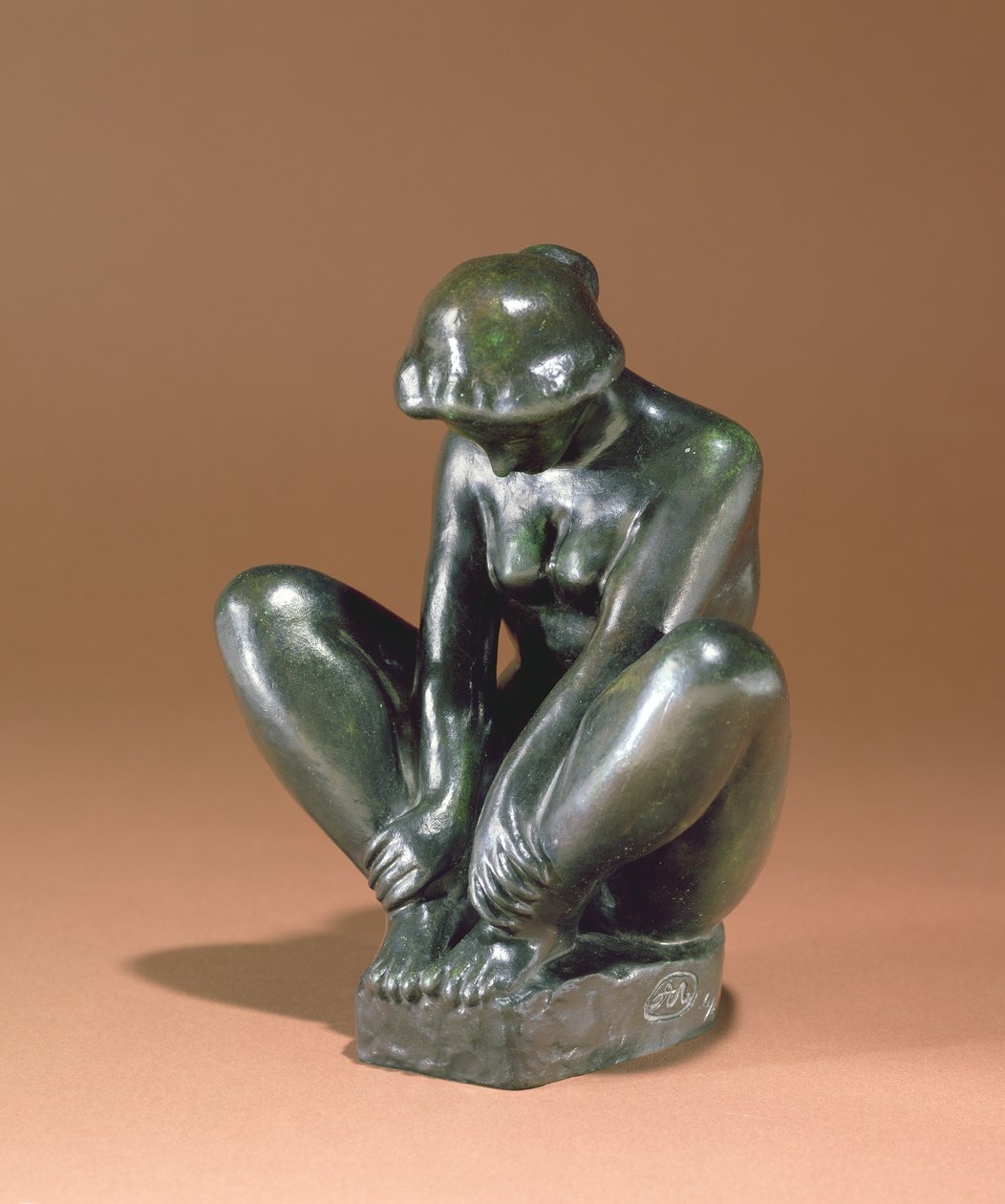 Tyttö pitelee molempia jalkoja, 1920 (pronssi) tekijältä Aristide Maillol