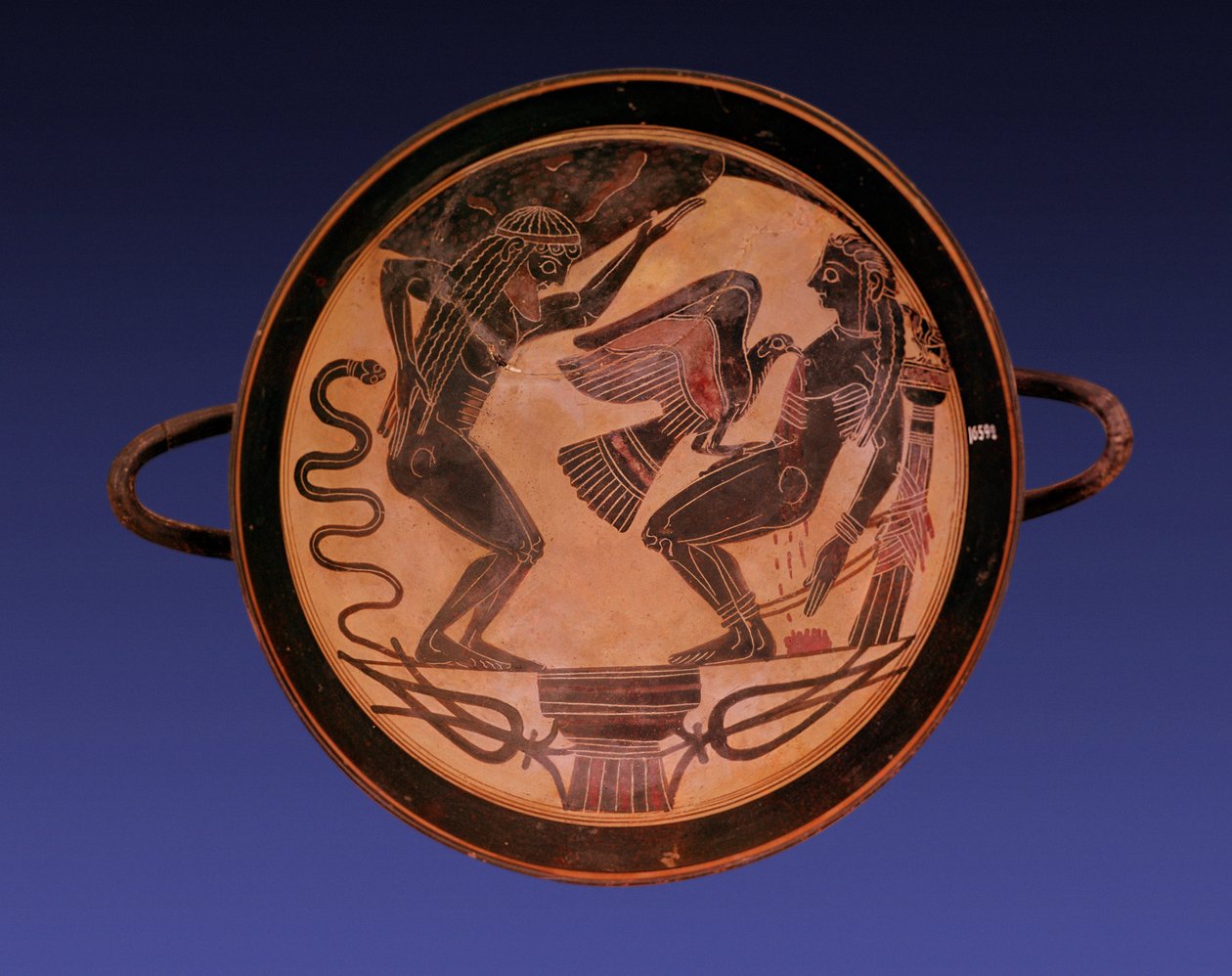 Musta kylix-hahmo, joka kuvaa Atlasta pitelemässä taivasta ja Prometheusta sidottuna kotkan kanssa, joka poimii maksaansa, n. 555 eKr. (keramiikka) tekijältä Arkesilas Painter