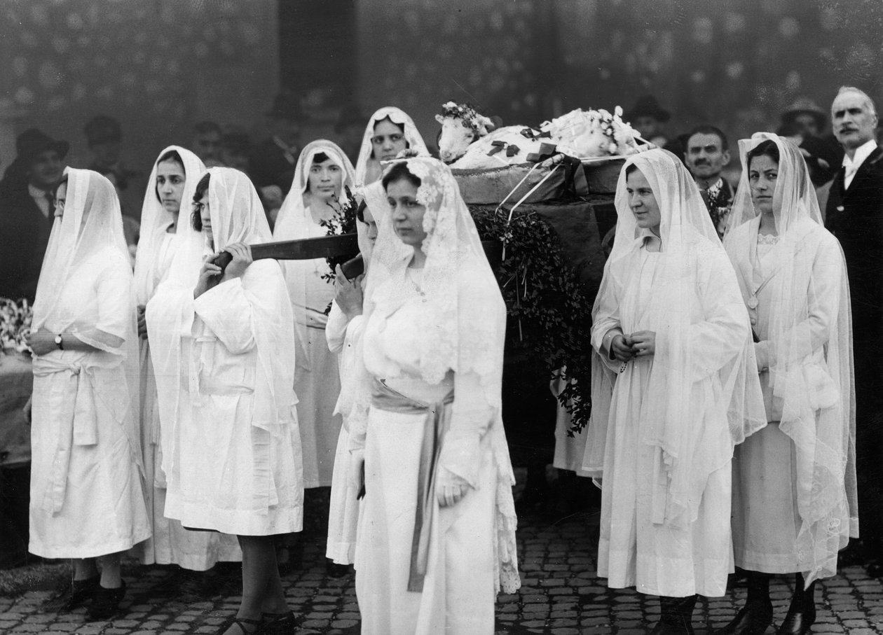 Pääsiäisriitit: karitsojen siunaus Sant Agnese fuori le Murassa, Roomassa, n. 1940-46 (gelatiinihopeaprintti) tekijältä Armando Bruni