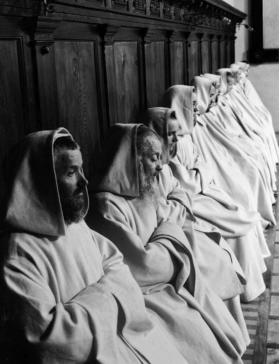 Munkit rukoilevat Camaldolin Eremitaašissa Italiassa, n. 1925 (gelatiinihopeaprintti) tekijältä Armando Bruni