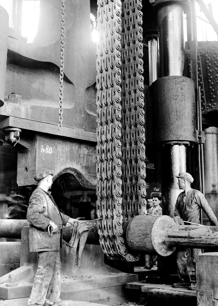 Ternin metallitehtaan Nera Montoriossa, Ternissä, Italiassa työskentelevät ihmiset, n. 1935 (asetaattikalvo) tekijältä Armando Bruni