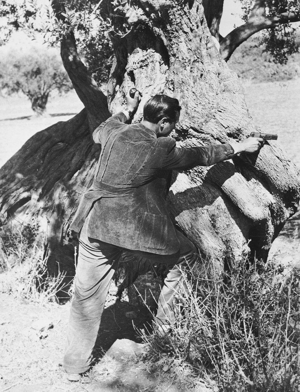 Salvatore Giuliano osoittaa pistoolia, 1937 tekijältä Armando Bruni