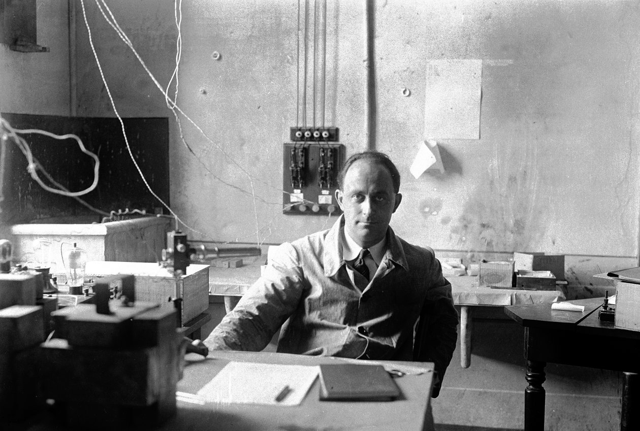 Italialainen fyysikko Enrico Fermi (1901-1954 Nobelin fysiikan palkinto 1938) laboratoriossa (m/v kuva) tekijältä Armando Bruni