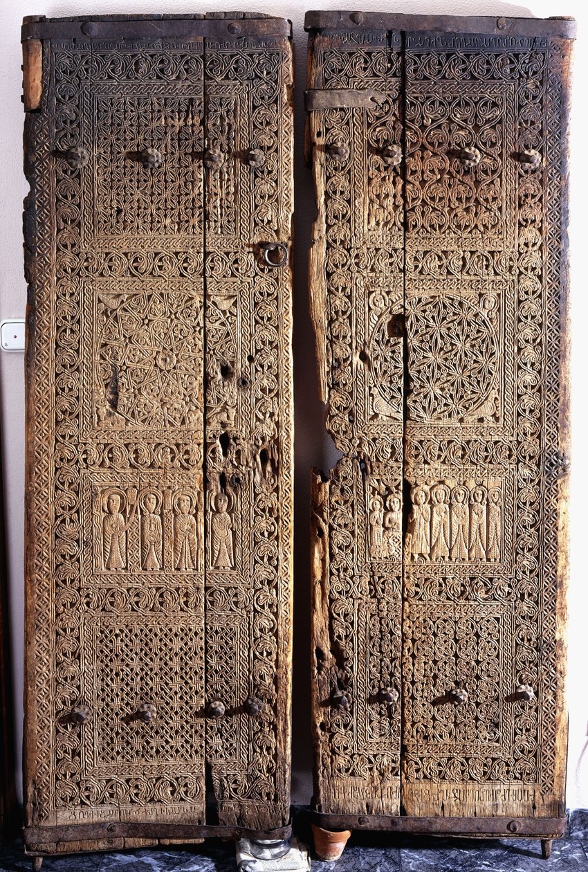 Pari veistettyä armenialaista pähkinäpuista ovia, jotka kuvaavat Kristusta kuuden apostolin ja pyhän kanssa, 1312 tekijältä Armenian School