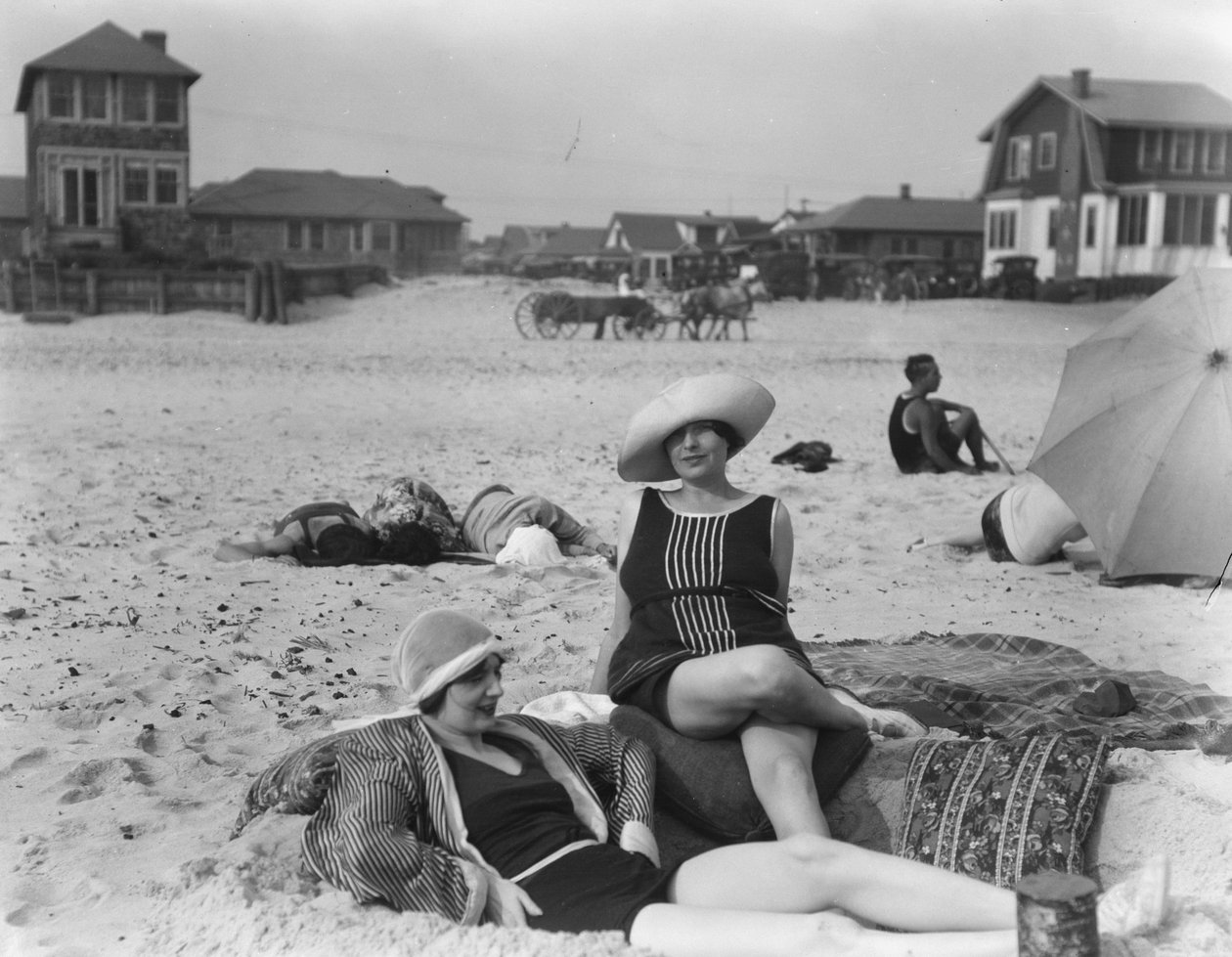 Kaksi naista Long Beachillä, New Yorkissa, 1910 tekijältä Arnold Genthe