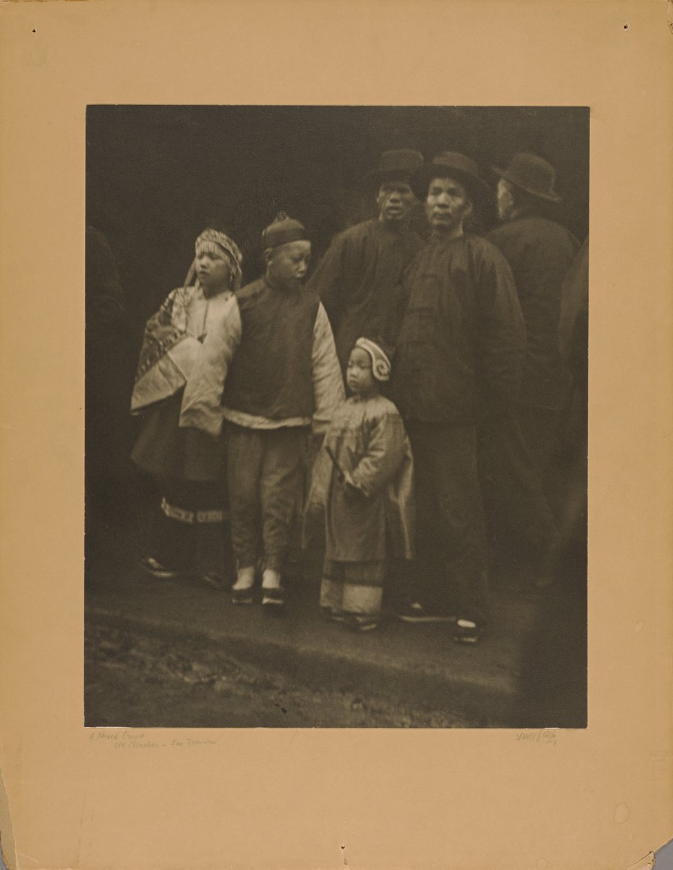 Sekalainen joukko, vanha Chinatown - San Francisco tekijältä Arnold Genthe