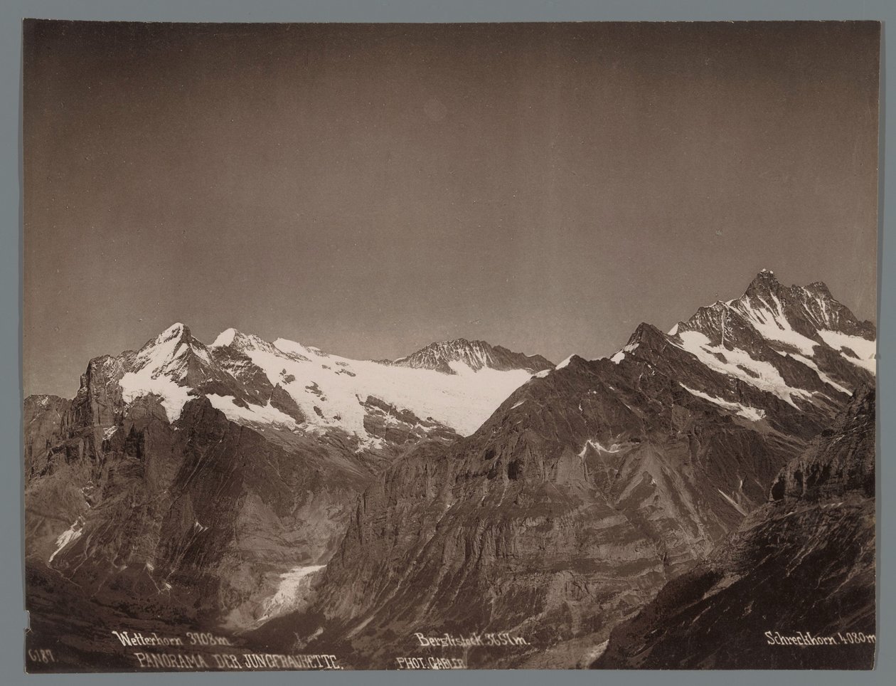 Näkymä Wetterhornille, Berglistockille ja Schreckhornille Bernin Alpeilla Panorama of the Jungfraukette (sarjan nimi esineellä) tekijältä Arthur Gabler