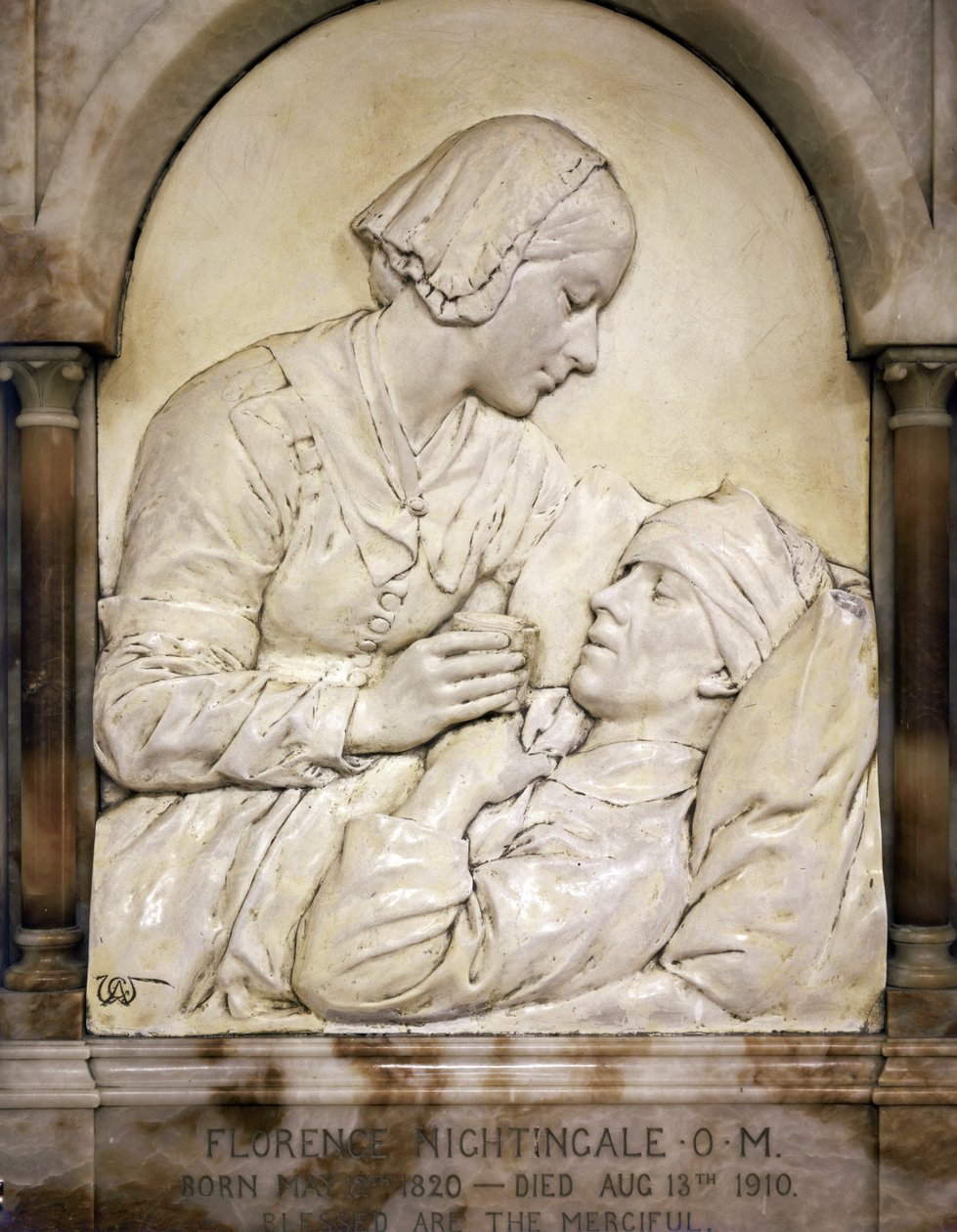 Florence Nightingale lohduttamassa haavoittunutta miestä (stukki-bassoreliefi) tekijältä Arthur George Walker