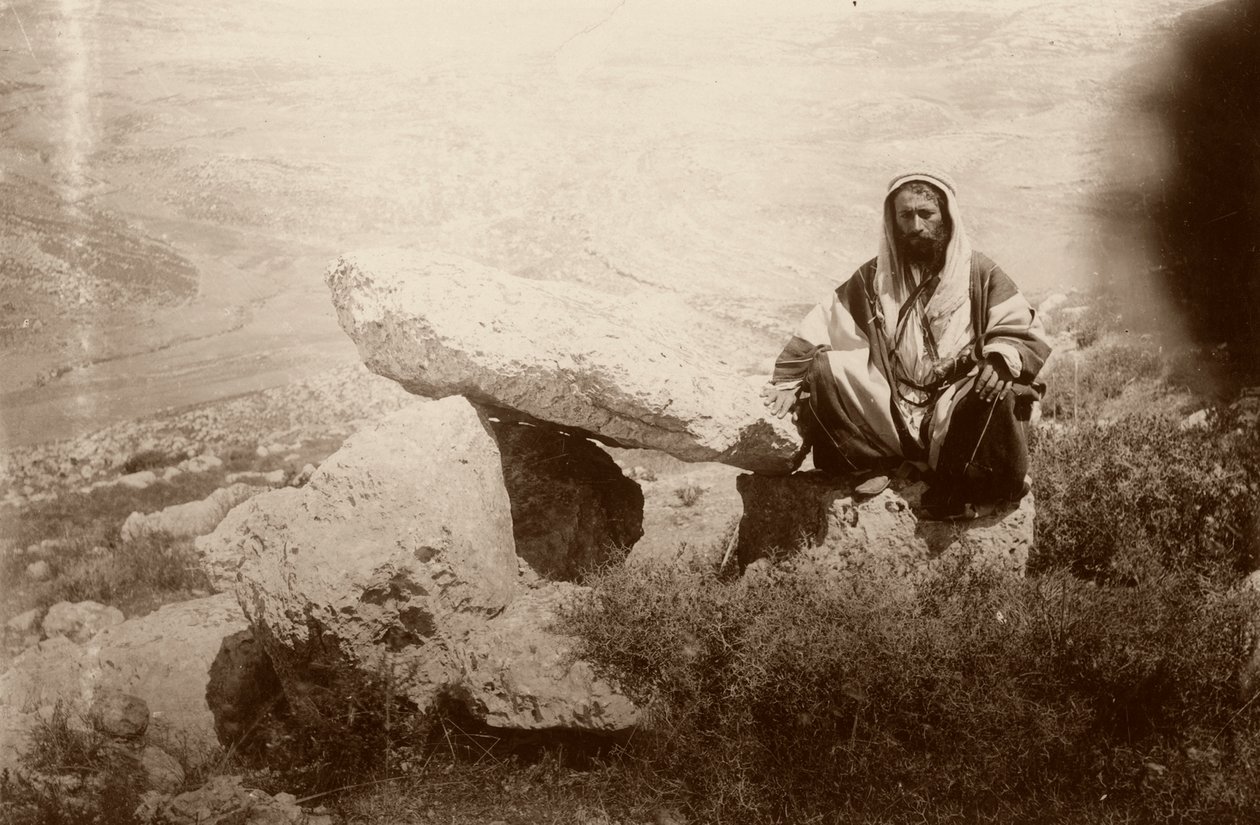 Dolmen ja mies, Hesbanin (Heshban) länsipuolella, 1881 tekijältä Arthur M. Mantell