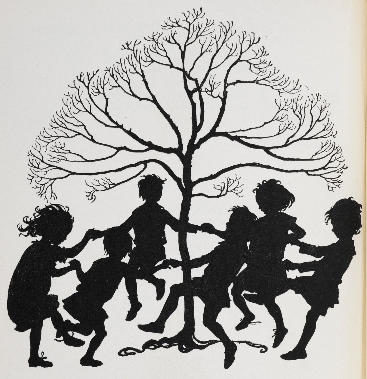 Siluetti lapsista, jotka tanssivat puun ympärillä. tekijältä Arthur Rackham