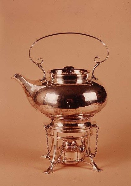 Vedenkeitin ja spriipoltin, Birminghamin käsityöläiskilta, n. 1905-10 (hopeoitua kuparia). tekijältä Arthur Stansfield Dixon