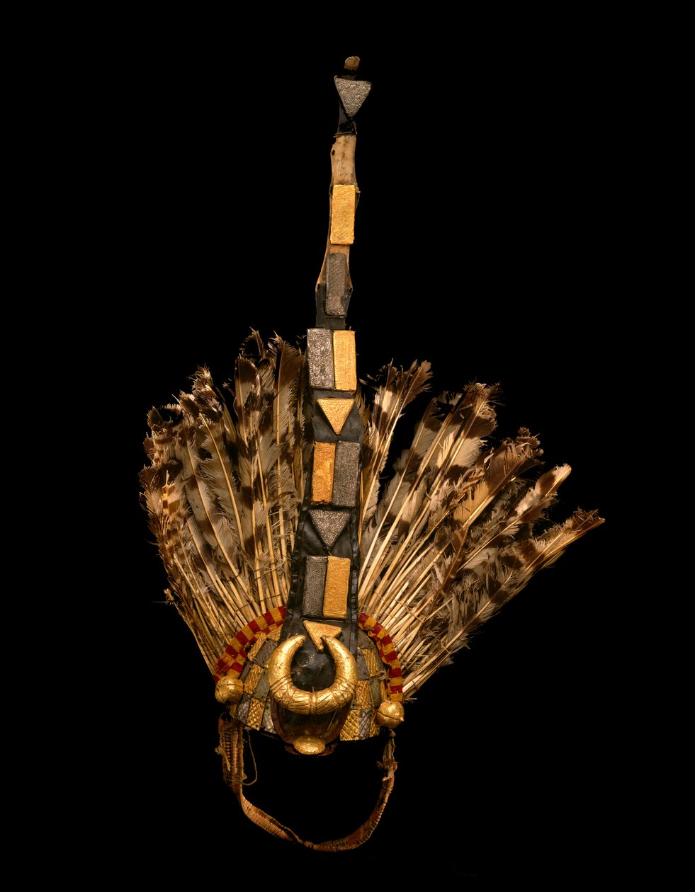 Chief Sword Bearers -päähine, Ghana, n. 1825 (pekkikulta, pelti, kangas, höyhenet, nahka, puu ja metalliniitit) tekijältä Asante Culture