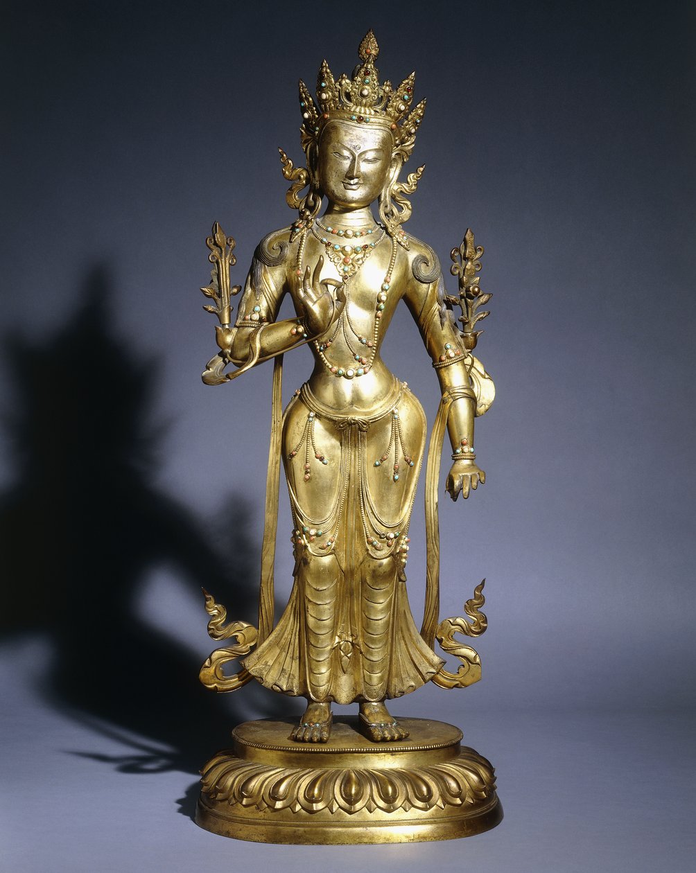 Kullattu pronssinen Padmapani-hahmo seisoo tribhangassa, yllään bodhisattva-koruja ja kruunu, 1700-luku tekijältä Asian School
