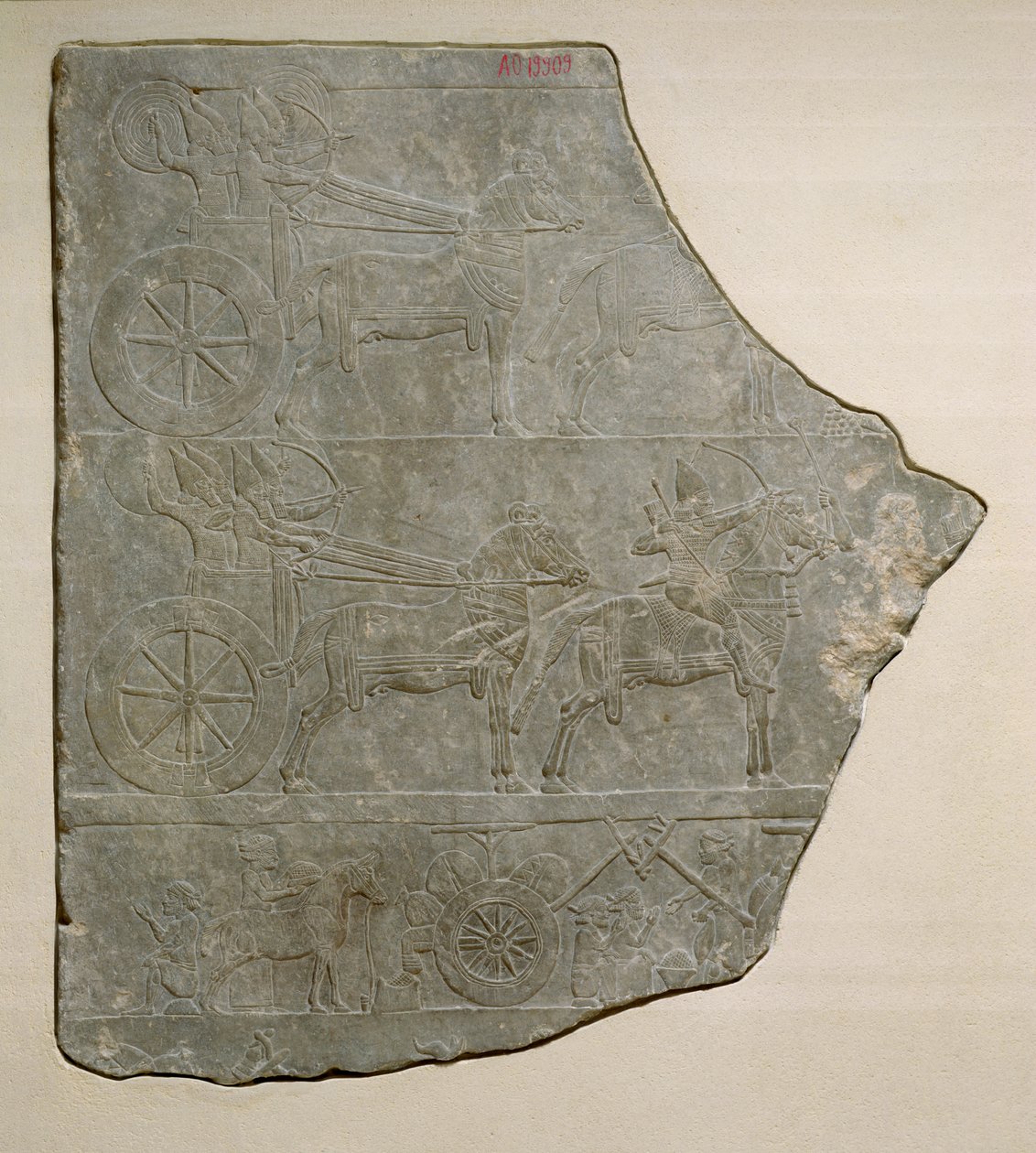 Fragmentti reliefistä, joka kuvaa Assyrian armeijaa taistelussa ja levossa, Ashurbanipalin palatsista Ninivessä tekijältä Assyrian