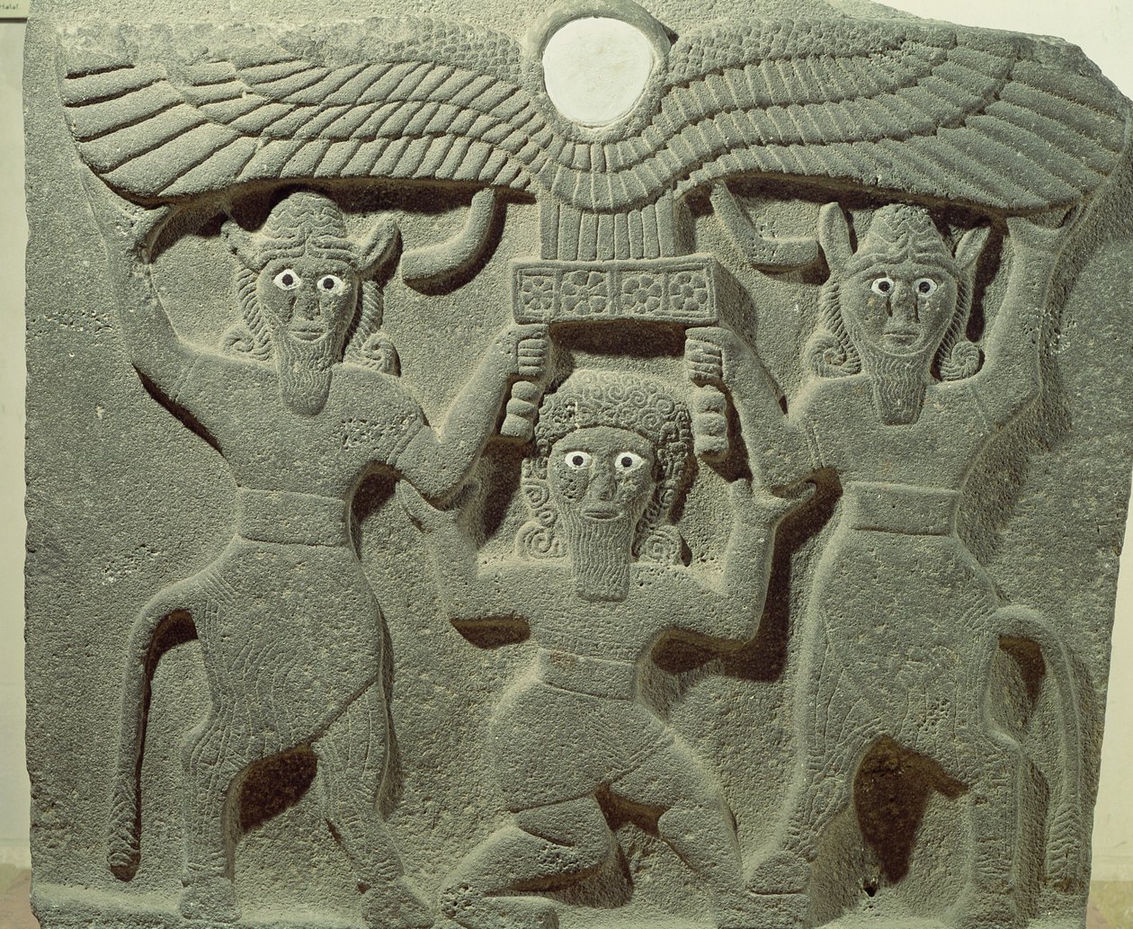 Reliefi Gilgameshia kahden härkämiehen välillä tukemassa siivellistä aurinkokiekkoa Tell-Halafista Syyriasta tekijältä Assyrian