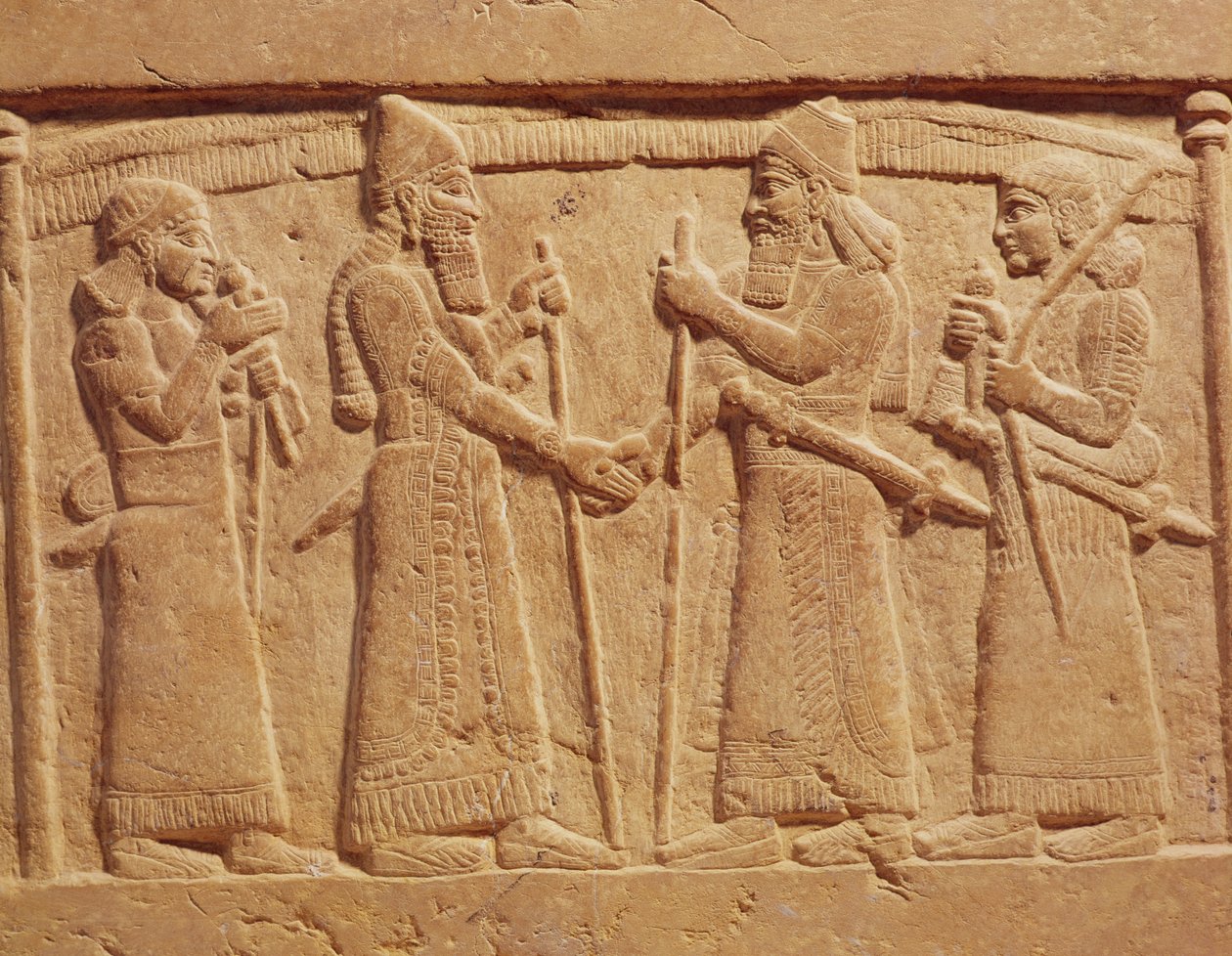 Reliefi, joka kuvaa Assyrian kuningas Salmaneser III (858-824 eKr.) tapaamassa babylonialaisen tekijältä Assyrian