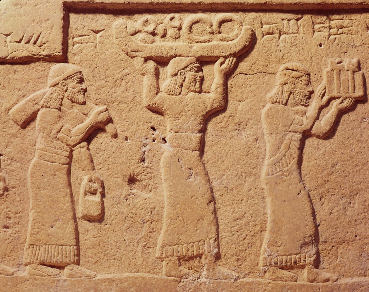 Reliefi, jossa on lahjoilla kuormattuja kantajia tekijältä Assyrian