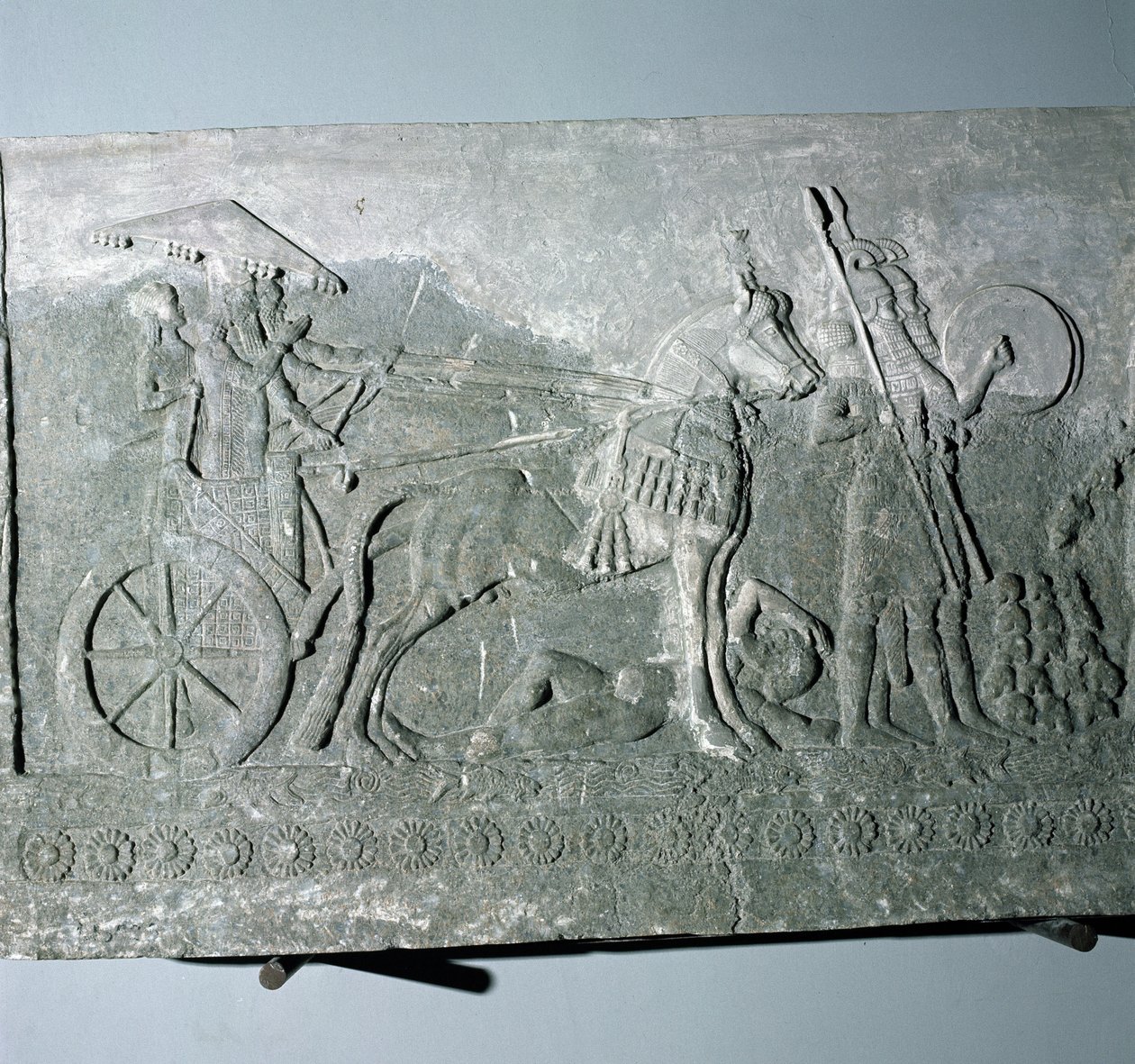 Sargon II (721-705 eKr.) taisteluvaunuissa Sargon II:n palatsista Khorsabadissa, Irakissa tekijältä Assyrian
