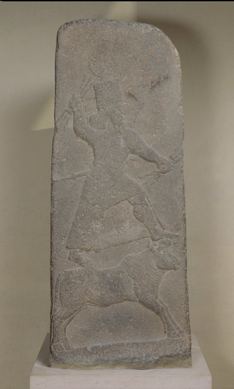 Steele, joka kuvaa myrskyjumala Adadia seisomassa härkällään ja heiluttelemassa salamoita, Ishtarin temppelistä, Arslan Tash (Hadatu) 744-727 eKr. (basaltti) tekijältä Assyrian
