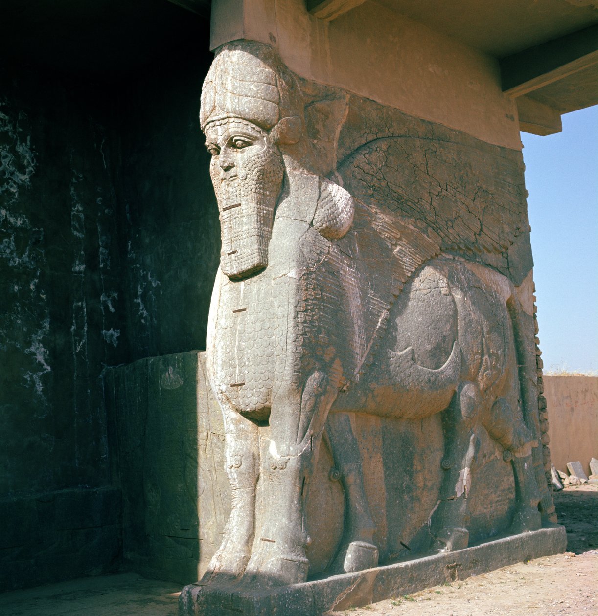 Siivekäs ihmispäinen härkä, uusassyrialainen aika, Ashurnasirpal II:n (alabasteri) hallituskausi tekijältä Assyrian