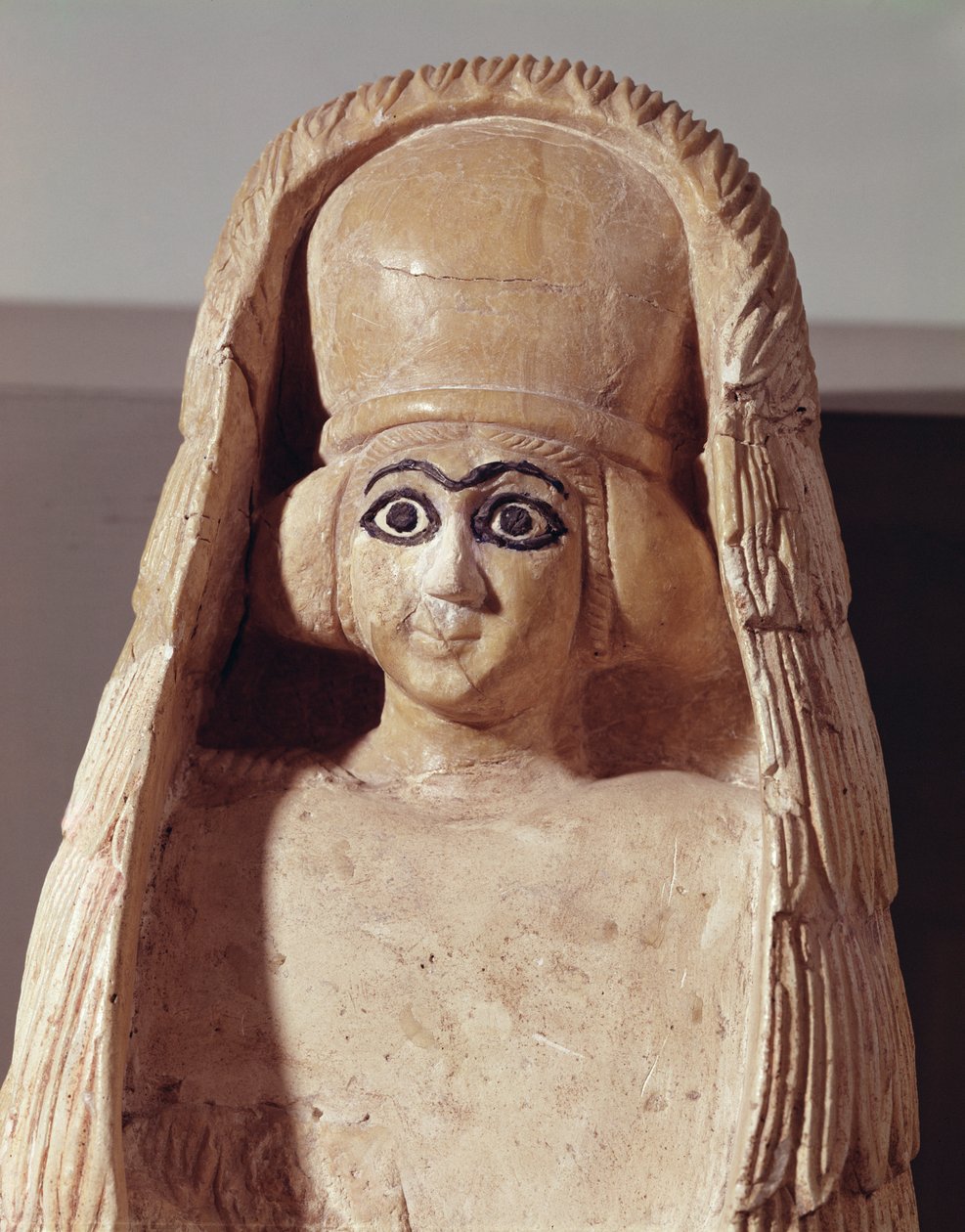 Ishtar-patsaan pää, jolla on päähine, Ushtarin temppelistä Marissa, Syyriassa, 2800-2300 eKr. (alabasteri) tekijältä Assyrian School