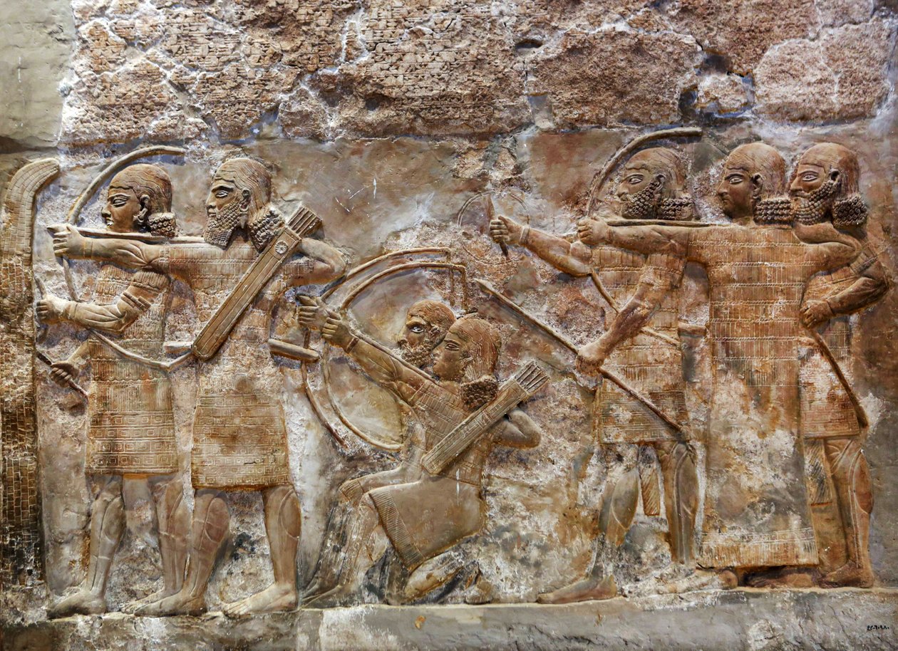 Assyrian armeijan jousimiehet valloittamassa linnoitettua kaupunkia, helpotus Nimrudista, noin 865 eaa. tekijältä Assyrian