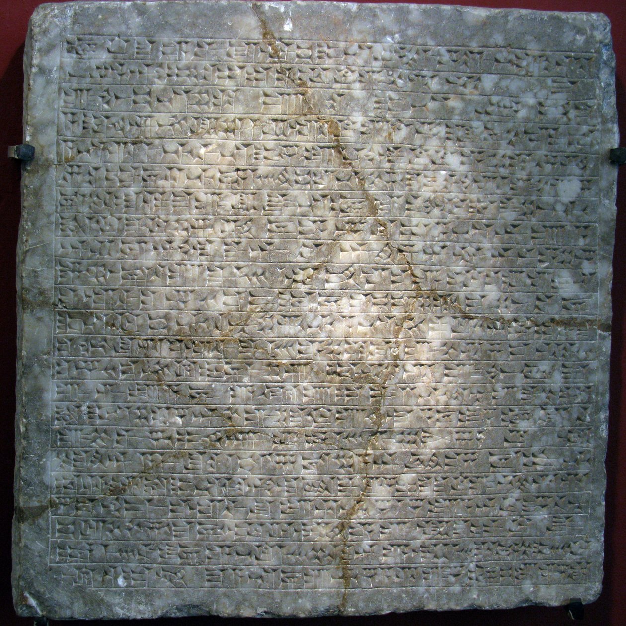 Nuolenpääkirjoituksella kaiverrettu alabasterilevy Sargon II:n (tai Sharroukinin, Assyrian kuninkaan 722–705 eKr.) linnoituksesta Dur Sharrukinissa (nykyisin Khorsabad, Irak). Assyrialainen taide, antiikki, 8. vuosisadalla eKr. Valtion Eremitaaši, St. Pete tekijältä Assyrian