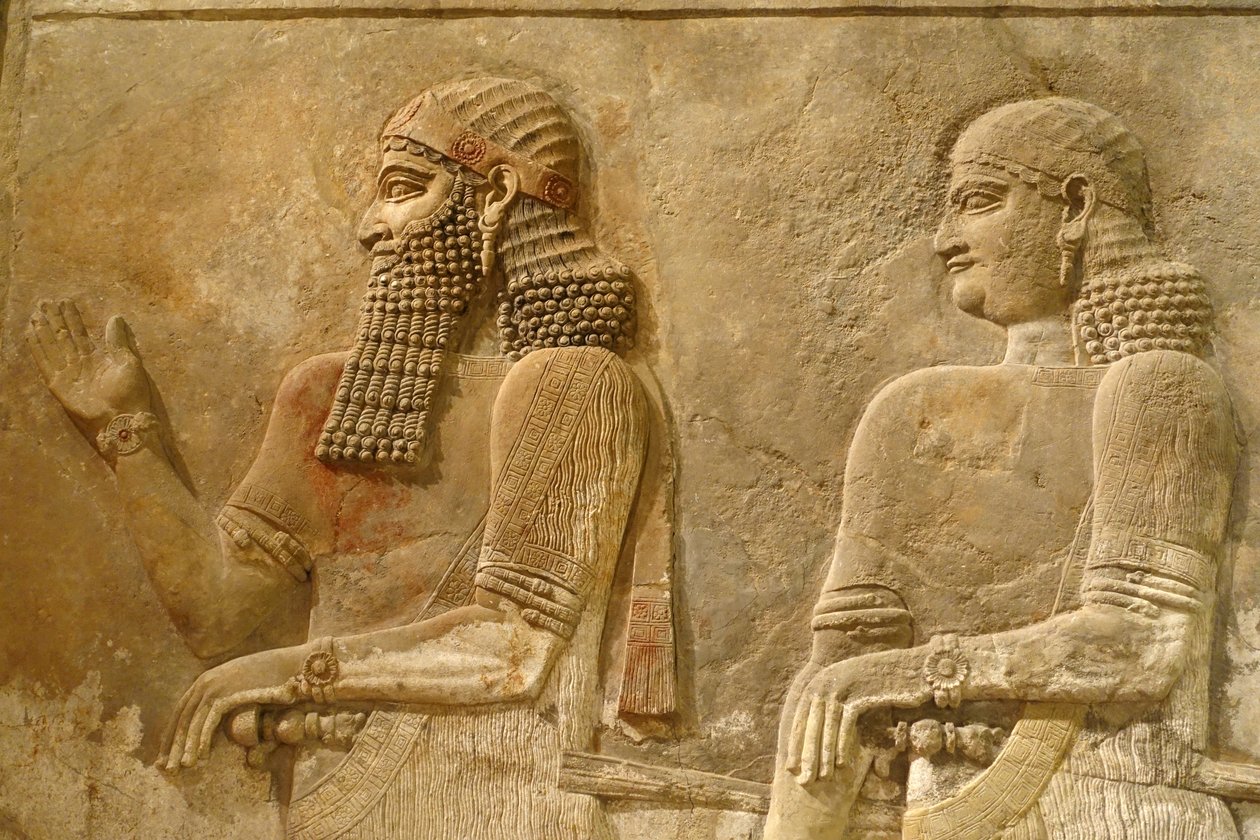 Yksityiskohta Sargon II:sta ja vartijasta, helpotus kuningas Sargonin palatsista Khorsabadissa, noin 716-713 eaa. tekijältä Assyrian