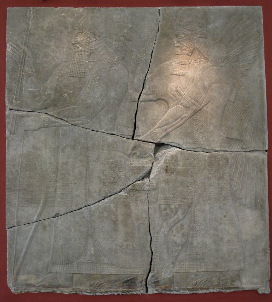 Kuningas Ashurnasirpal II ja hänen Jumalansa. Relief Ashurnasirpal II:n palatsista Kalhussa, Nimrudissa, 9. vuosisadalla eaa. tekijältä Assyrian