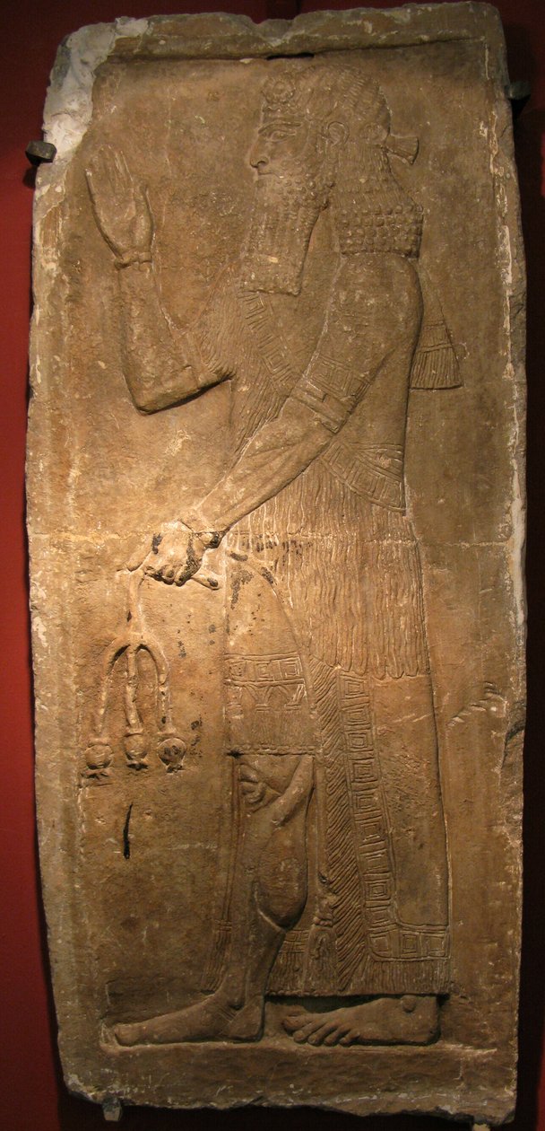 Pappi granaattiomenapuun oksalla. Yksityiskohta reliefistä Assyrian kuninkaan Sargon II:n palatsista, 722-705 eaa. tekijältä Assyrian
