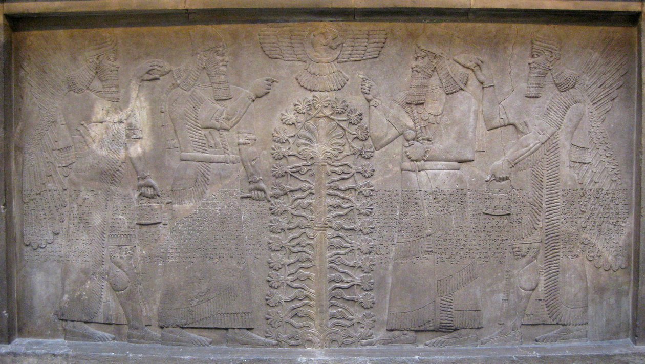 Reliefi kahdella Ashurnasirpal-hahmolla, siivekkäillä mytologisilla olennoilla ja jumalalla Ashur, ennen elämän puuta, 885-860 eaa. tekijältä Assyrian