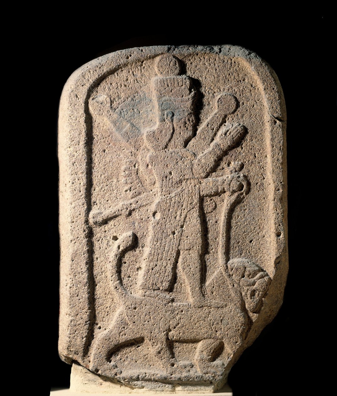 Stele, joka edustaa Arbelesin jumalatarta Ishtaria, jolla on leijona. Basalttireliefi uusassyrialaisesta kaudesta (1000-612 eKr.) 8. vuosisadalta eKr. Pariisi, Louvre-museo tekijältä Assyrian