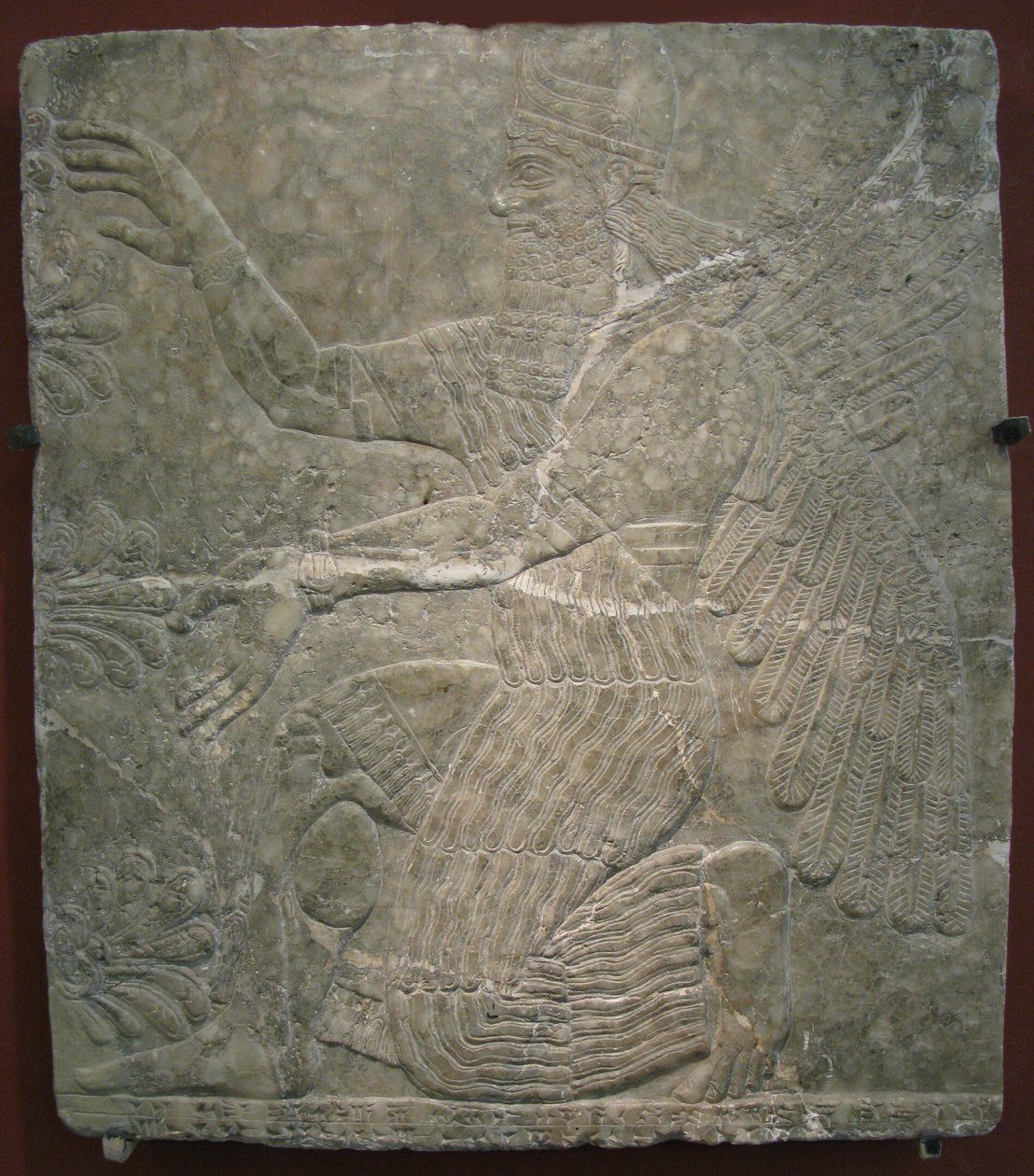 Siivekäs jumaluus pyhän puun luona. Relief Ashurnasirpal II:n palatsista Kalhussa, Nimrudissa, 9. vuosisadalla eaa. tekijältä Assyrian