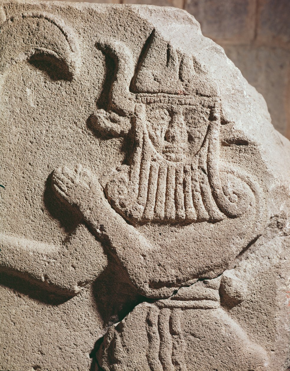 Heettiläistä epäjumalaa kuvaava kohokuvio 11.-9. vuosisadalta eKr tekijältä Assyrian School