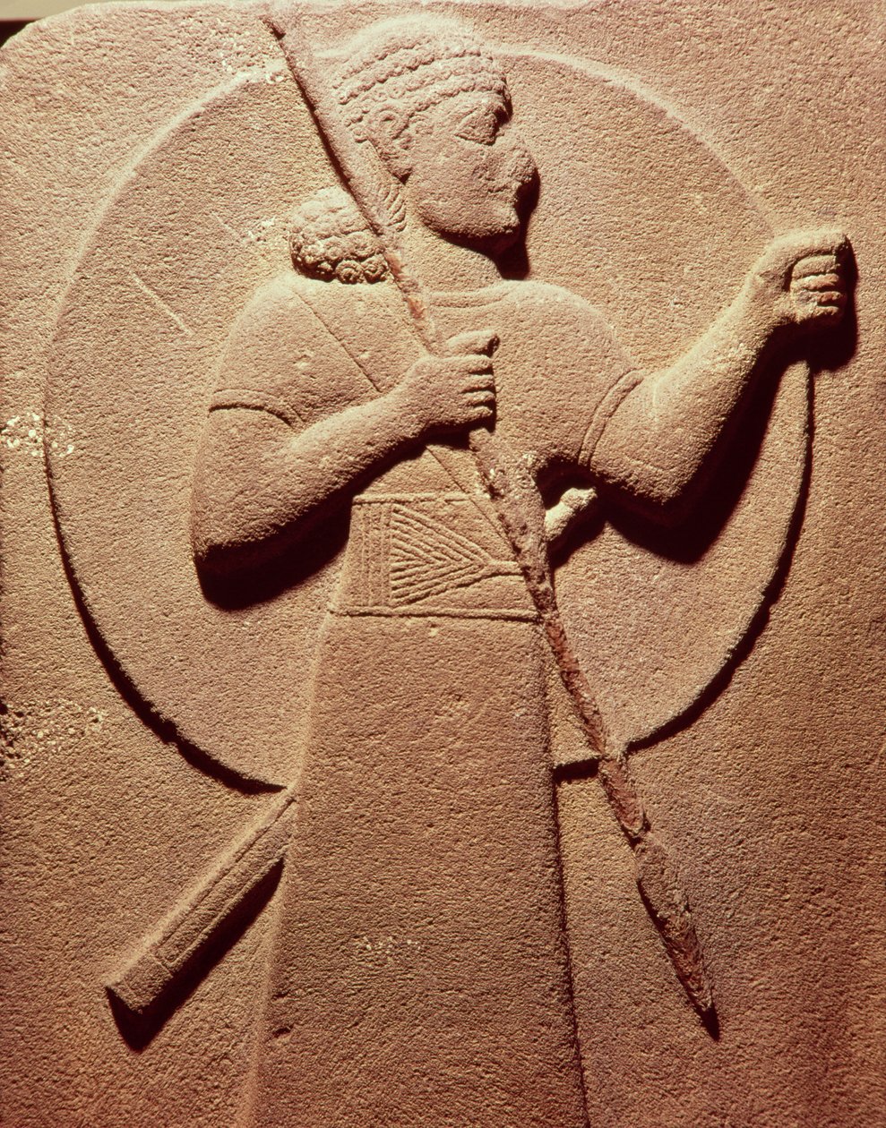 Heettiläistä soturia kuvaava reliefi, Karkemisista, 1000-900 eKr. tekijältä Assyrian School