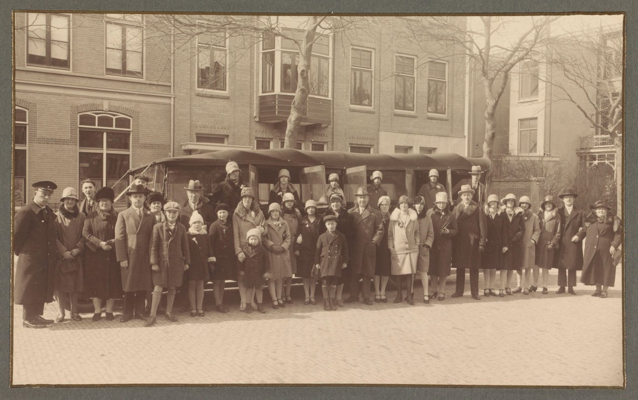 Ryhmäkuva sateenvarjotehtaan "Gelria" henkilökunnasta johtaja Arthur Schnitzlerin ja hänen vaimonsa kanssa 40-vuotisjuhlan kunniaksi vuonna 1928 tekijältä Atelier Grijpink