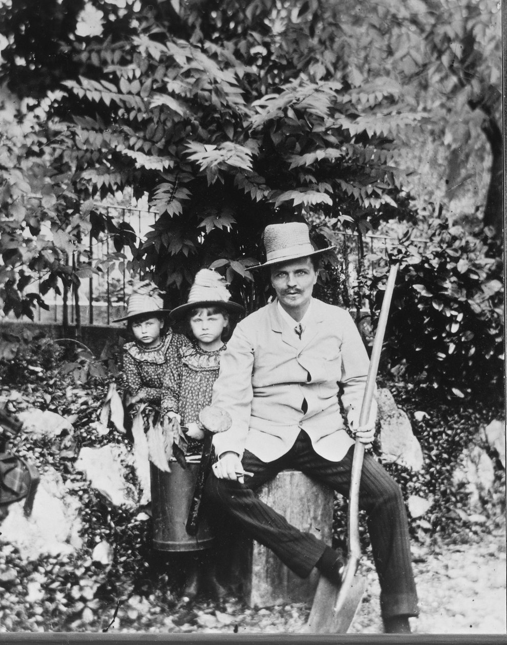 Omakuva August Strindbergistä lastensa kanssa maalla tekijältä August Johan Strindberg