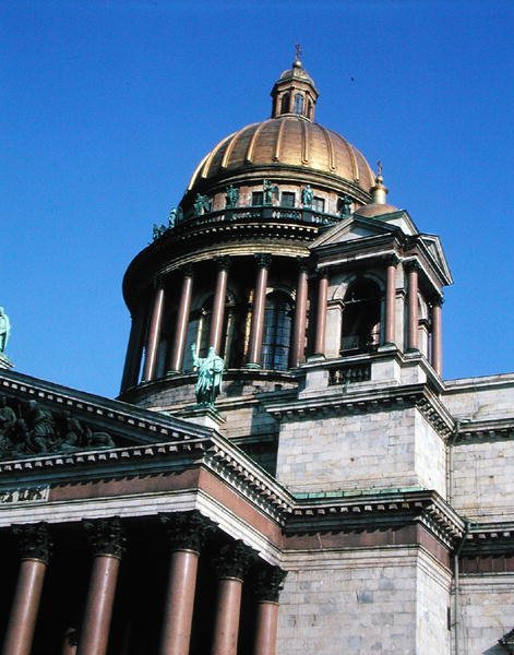 Ulkokuva kupolista ja portiosta, rakennettu 1817-57 tekijältä August Ricard Montferrand
