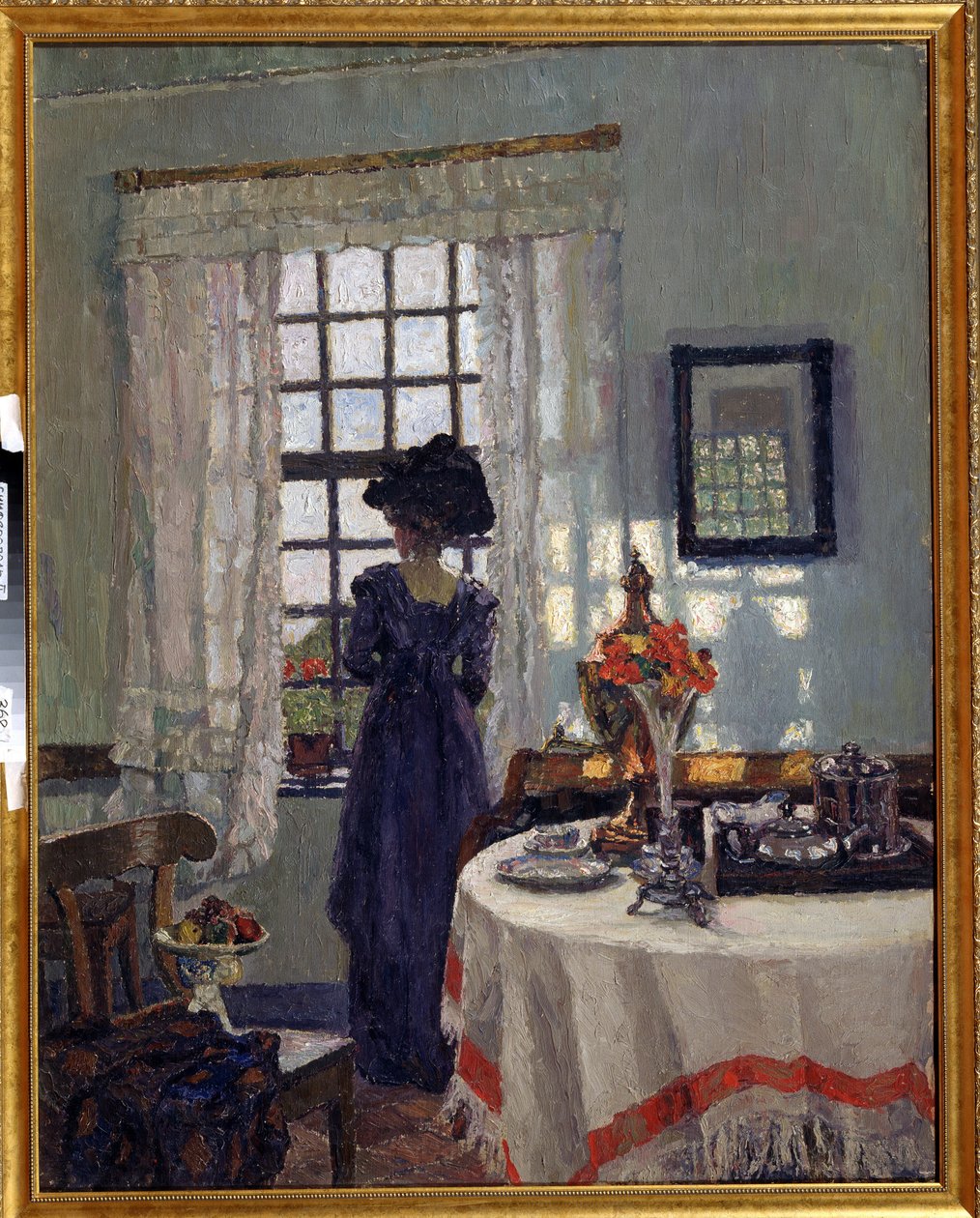 ""Jeune femme à la fenetre"" (Nainen ikkunalla) Tyylikäs nainen Belle Epoque -tyyliin, jolla on suuri hattu, joka katsoo ulos ikkunasta. August von Brandisin maalaus (1862-1947) 1900-luvun alun alueellinen taidemuseo, Simferopol tekijältä August von Brandis