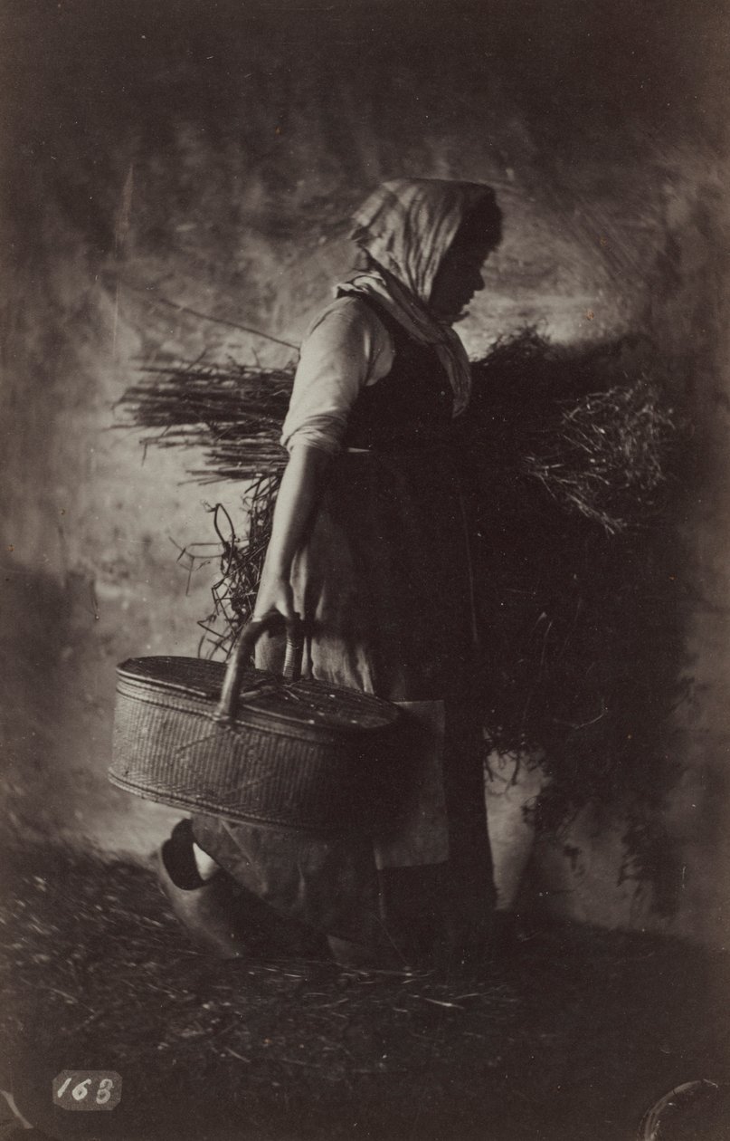 Nainen talonpoika kantamassa koria ja heinää, n. 1870. tekijältä Auguste Giraudon