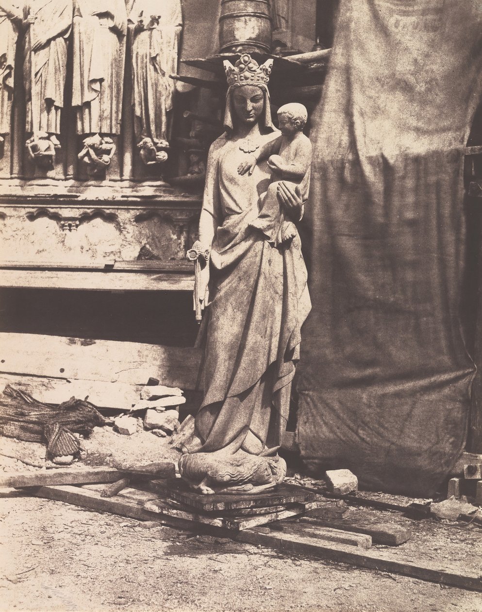 [Neitsyen ja lapsen veistos, Notre Dame, Pariisi], 1853-1854. tekijältä Auguste Mestral
