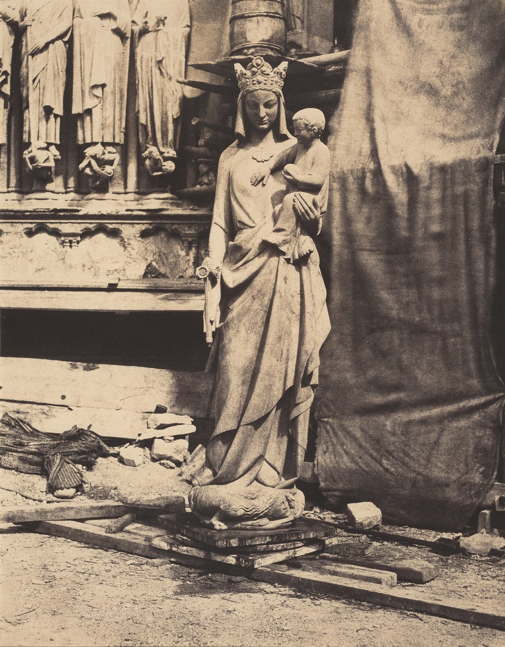 Madonna ja lapsi, Geoffroy-Dechaumen veistos, Notre-Damen katedraali, Pariisi, noin 1854 (kuva). tekijältä Auguste Mestral